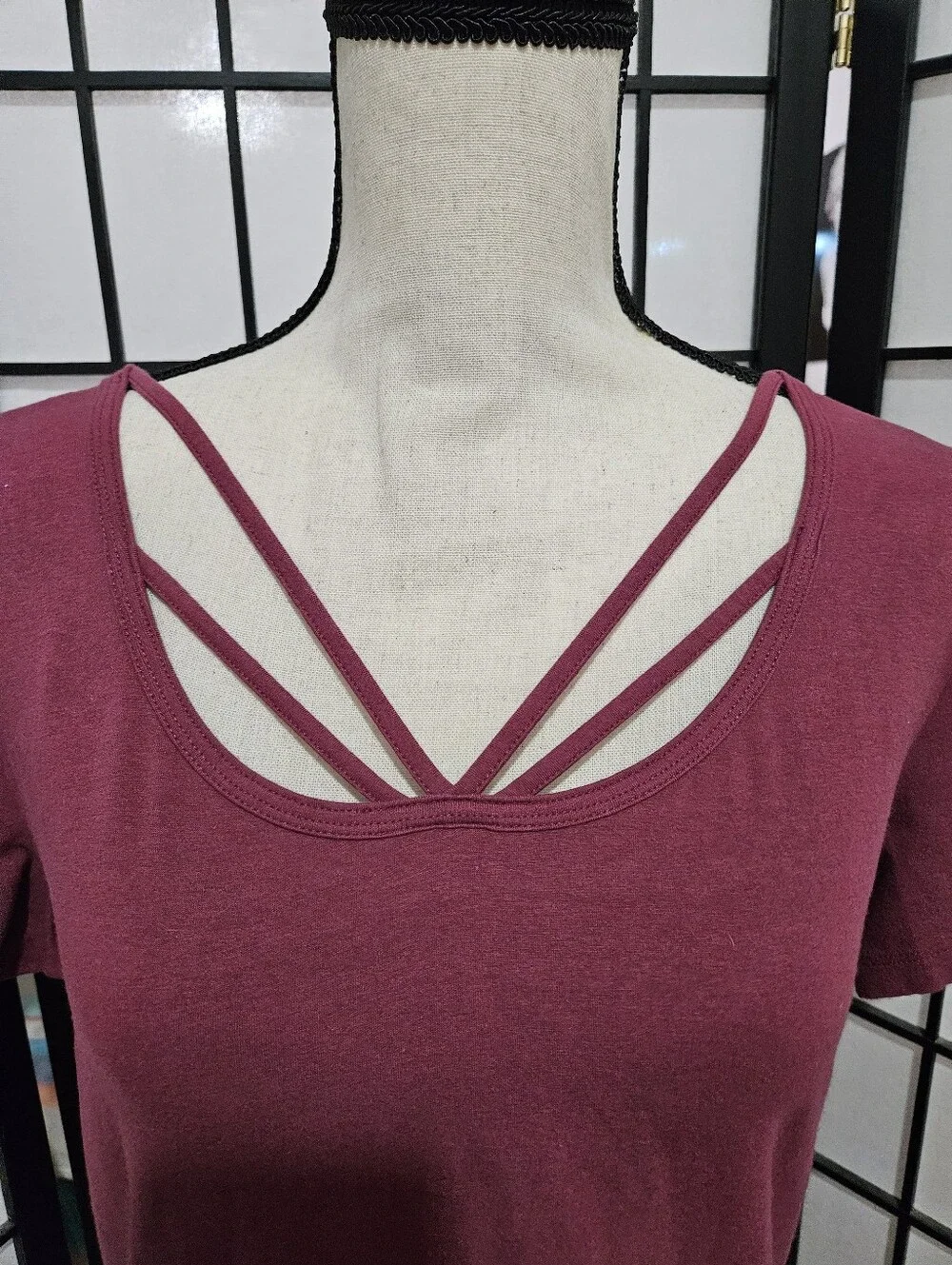 Torrid Size 1 (1X) Berry Short Sleeve Strappy Scoop Neck Stretch Knit Top - Picture 2 of 5